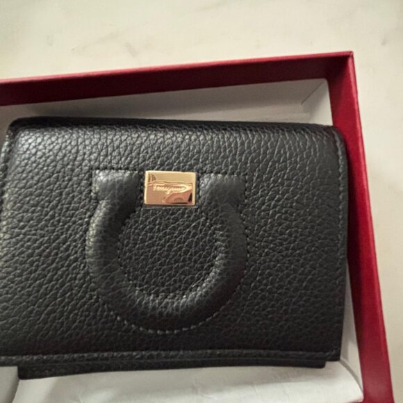 NWT Salvatore Ferragamo Embossed Gancini Motif Grainy Wallet- Black - Picture 9 of 14